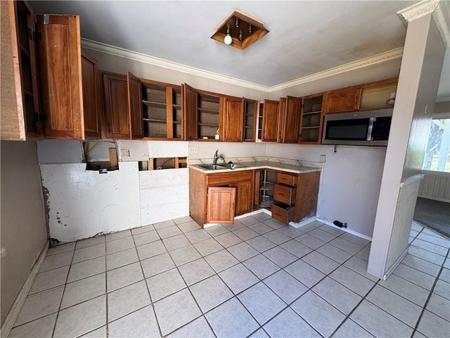 2305 Castle Lane, St Joseph, MO 64503