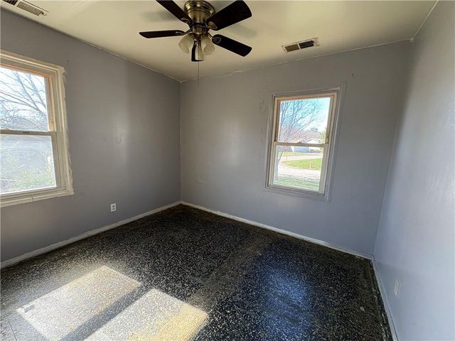 2305 Castle Lane, St Joseph, MO 64503