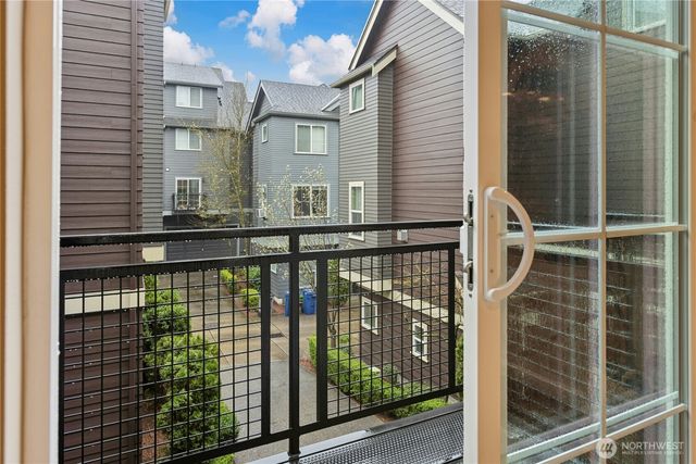 909 4th Avenue NE, Issaquah, WA 98029