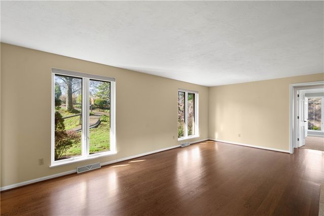 1679 Hastings Mill, Upper St Clair, PA 15241