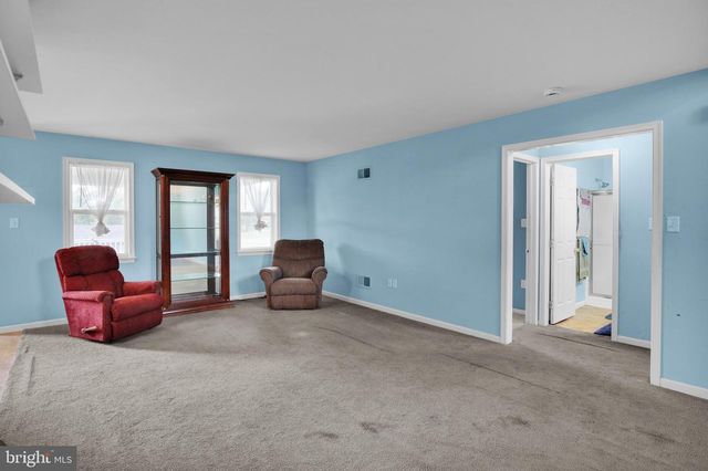 222 YOCOM RD, Douglassville, PA 19518
