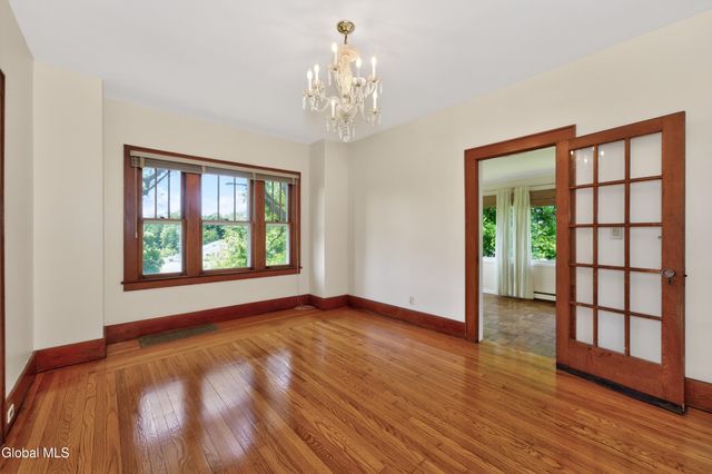 11 Orchard Terrace, North Greenbush, NY 12198