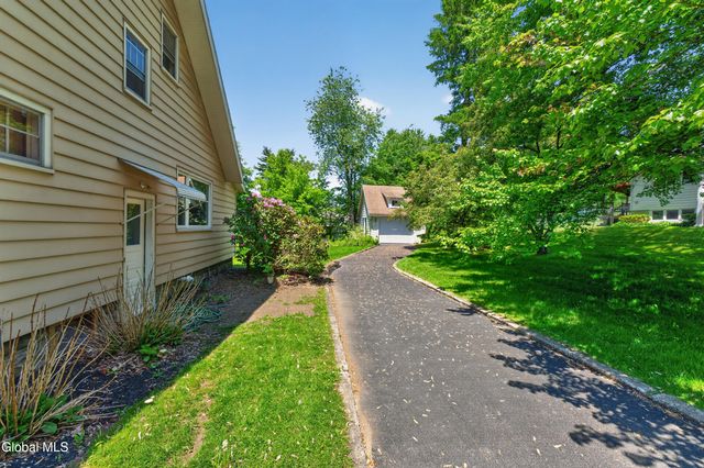 11 Orchard Terrace, North Greenbush, NY 12198