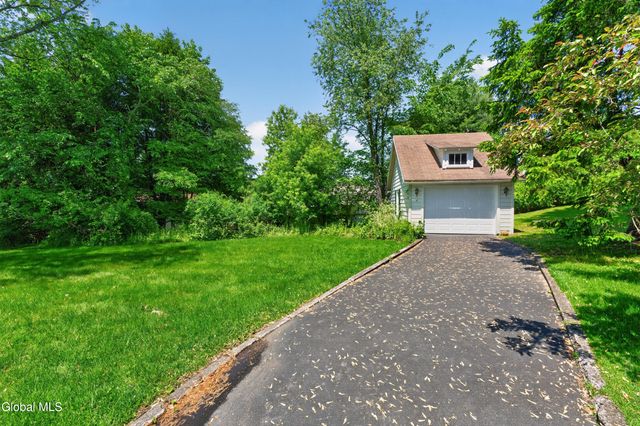 11 Orchard Terrace, North Greenbush, NY 12198