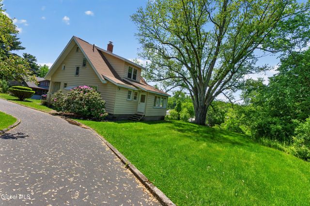 11 Orchard Terrace, North Greenbush, NY 12198
