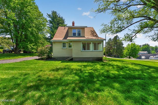 11 Orchard Terrace, North Greenbush, NY 12198