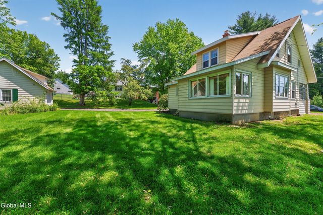 11 Orchard Terrace, North Greenbush, NY 12198