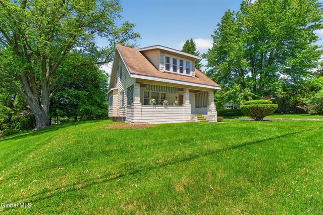 11 Orchard Terrace, North Greenbush, NY 12198