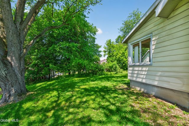 11 Orchard Terrace, North Greenbush, NY 12198