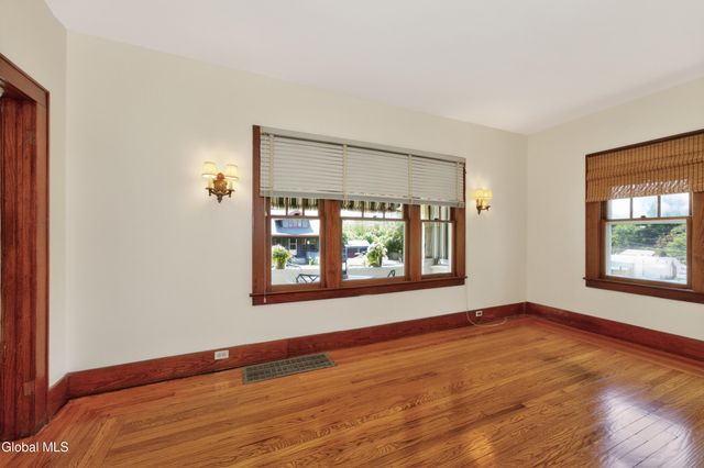 11 Orchard Terrace, North Greenbush, NY 12198
