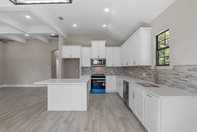 3025 Red Oak Drive, Granbury, TX 76048