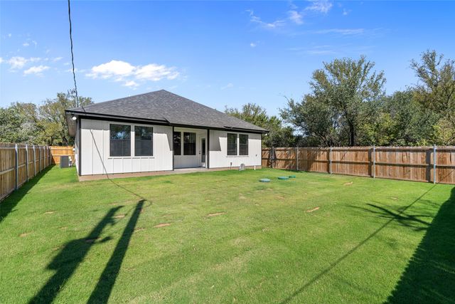 3025 Red Oak Drive, Granbury, TX 76048
