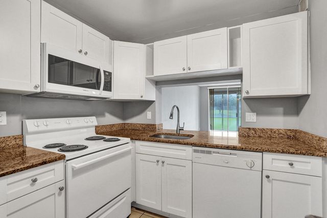 9460 Poinciana Place 101, Davie, FL 33324