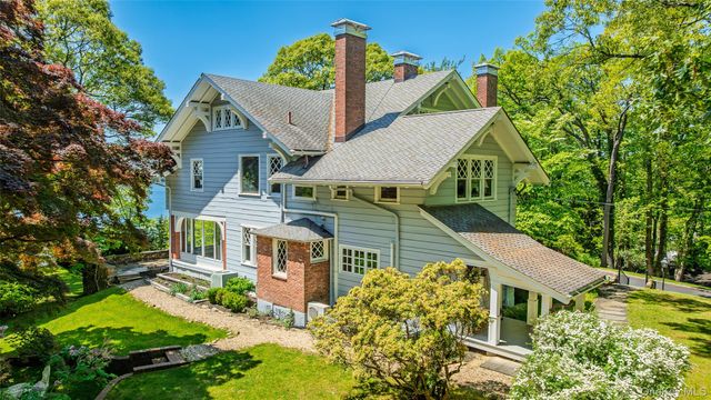 10 Pine Path, Port Jefferson, NY 11777