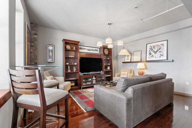 700 Church St Apt 901, Nashville, TN 37203