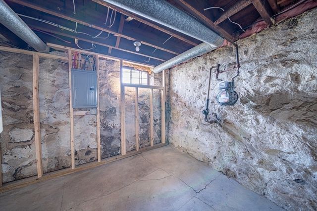 12 Wass St, Lynn, MA 01902