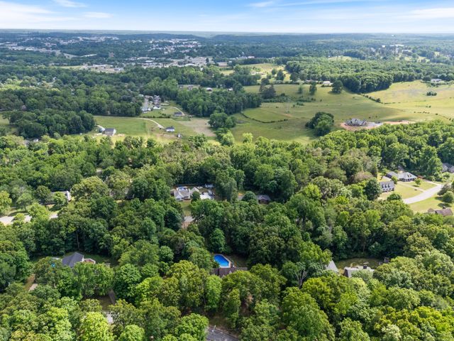 228 Druid Hills Dr, Dickson, TN 37055