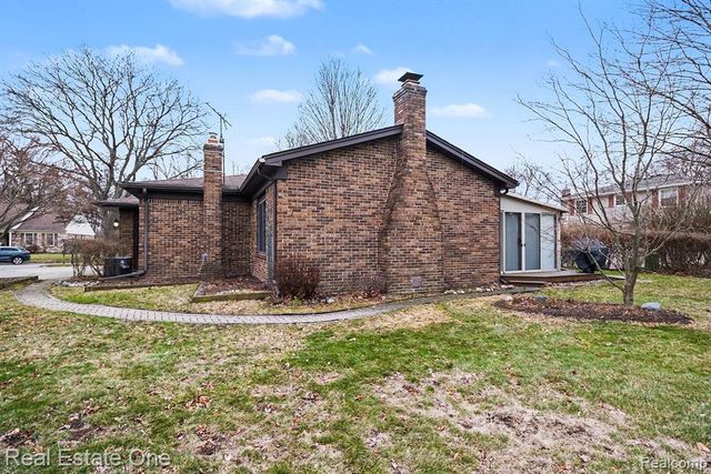 1845 Shenandoah Drive, Troy, MI 48085