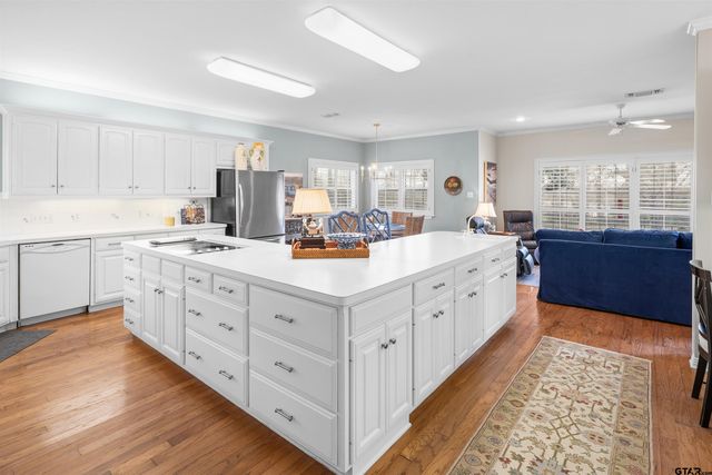 1607 Royal Oak Dr, Tyler, TX 75703