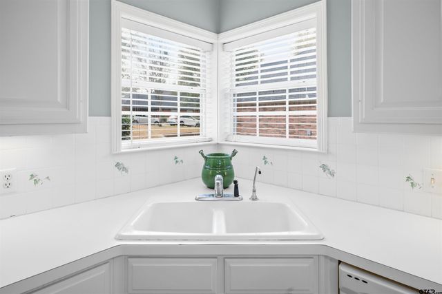 1607 Royal Oak Dr, Tyler, TX 75703