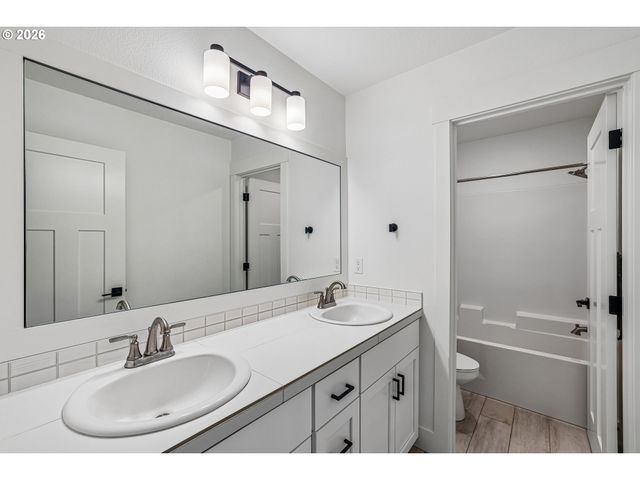 236 Ne 17TH Ave, Canby, OR 97013