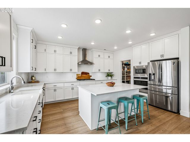 236 Ne 17TH Ave, Canby, OR 97013