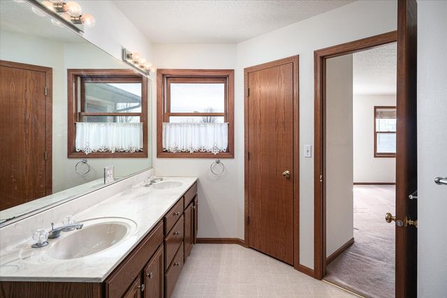 348 Regent Drive, La Crescent, MN 55947