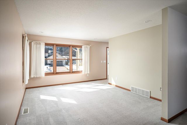 348 Regent Drive, La Crescent, MN 55947