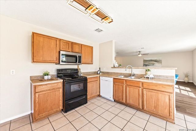 671 Northwest Crossing Dr, New Braunfels, TX 78130