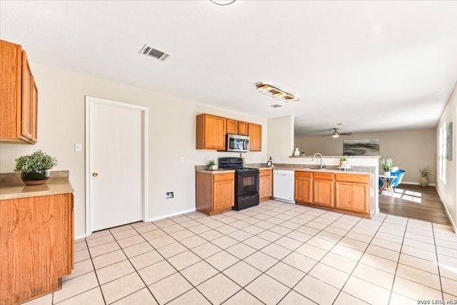 671 Northwest Crossing Dr, New Braunfels, TX 78130