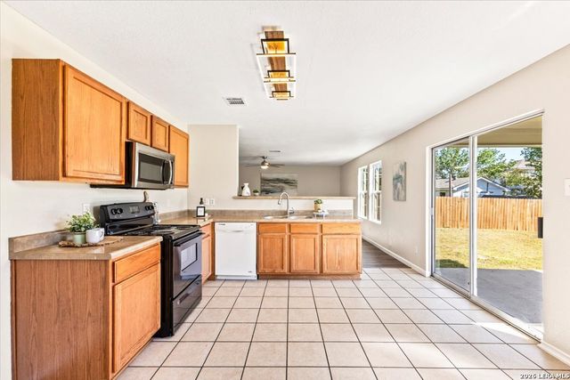 671 Northwest Crossing Dr, New Braunfels, TX 78130
