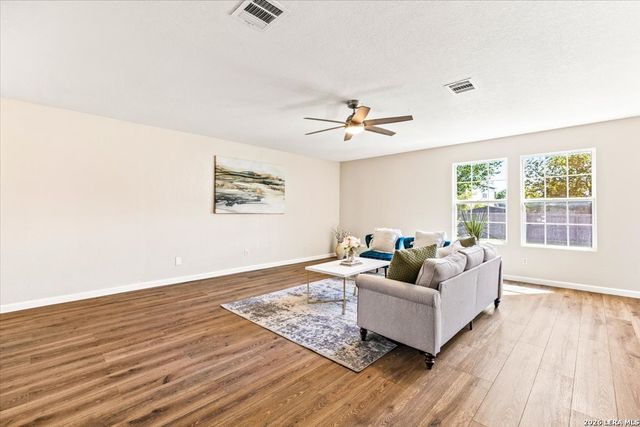 671 Northwest Crossing Dr, New Braunfels, TX 78130