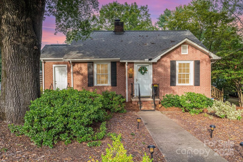 206 E Stewart Avenue, Mooresville, NC 28115