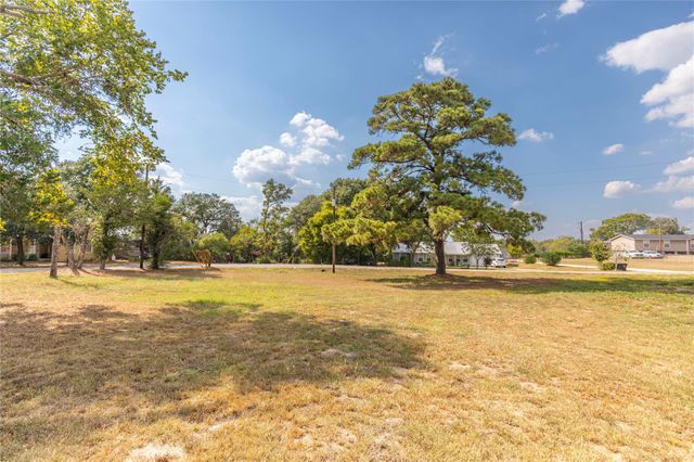 768 Travis Road, Bellville, TX 77418