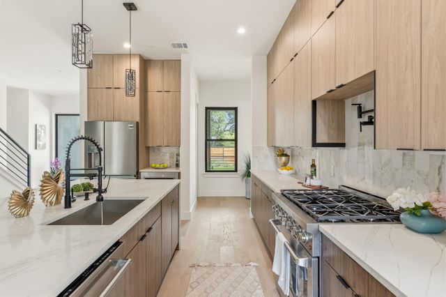 2300 Bluebonnet LN, Austin, TX 78704