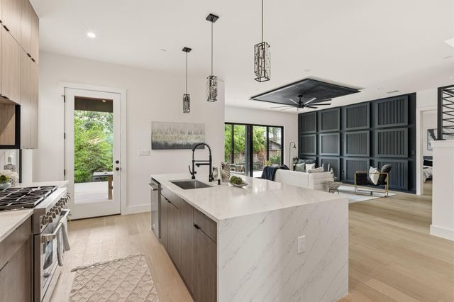 2300 Bluebonnet LN, Austin, TX 78704