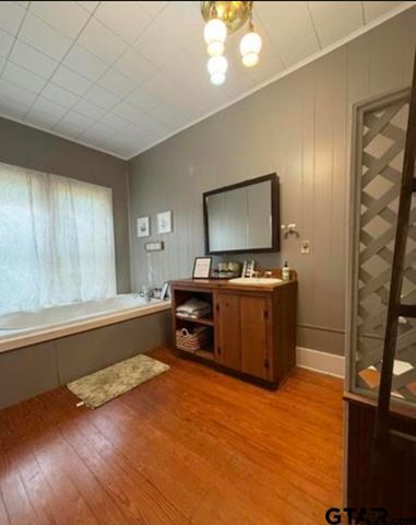 202 Graham St, Mineola, TX 75773