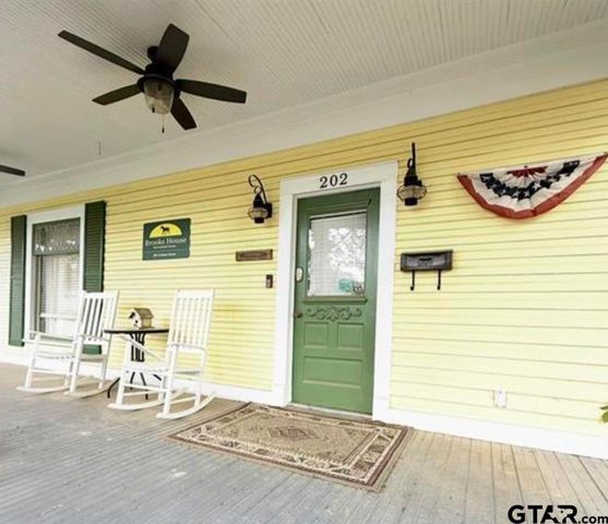 202 Graham St, Mineola, TX 75773
