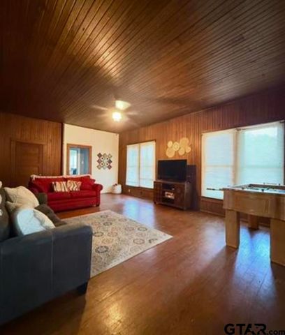 202 Graham St, Mineola, TX 75773