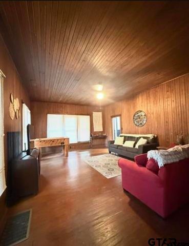 202 Graham St, Mineola, TX 75773