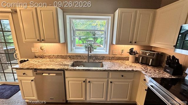 48760 Fifth Avenue, Canton, MI 48188