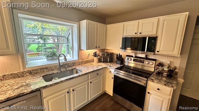 48760 Fifth Avenue, Canton, MI 48188