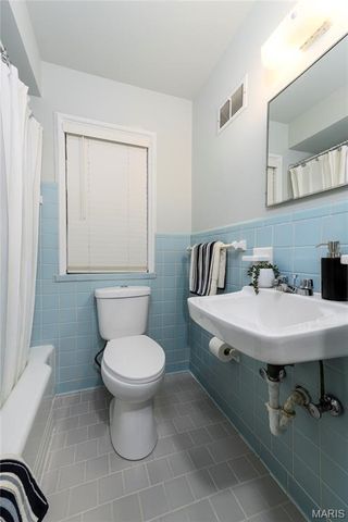 18 Country Aire Drive, St Louis, MO 63131