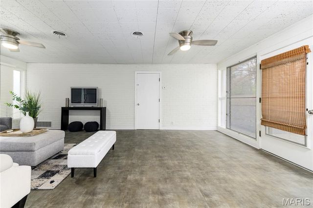 18 Country Aire Drive, St Louis, MO 63131