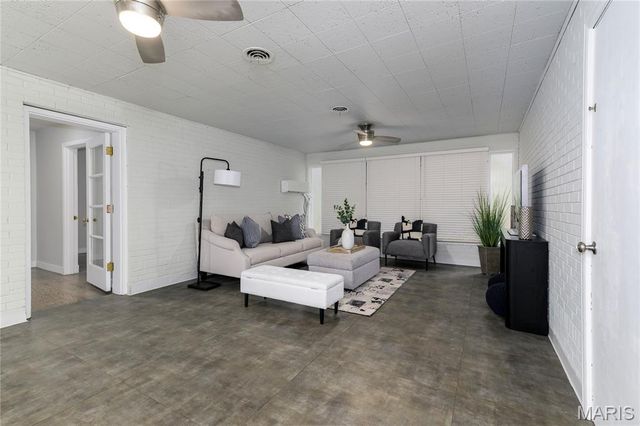 18 Country Aire Drive, St Louis, MO 63131