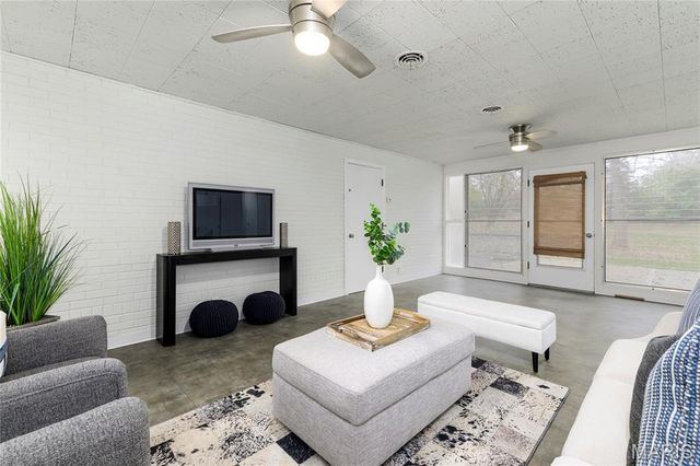 18 Country Aire Drive, St Louis, MO 63131