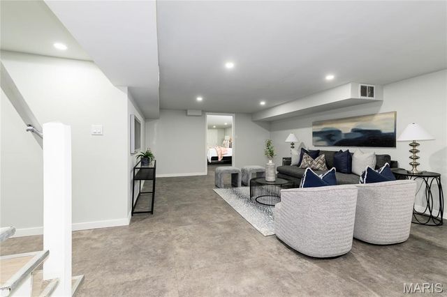 18 Country Aire Drive, St Louis, MO 63131