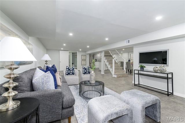 18 Country Aire Drive, St Louis, MO 63131