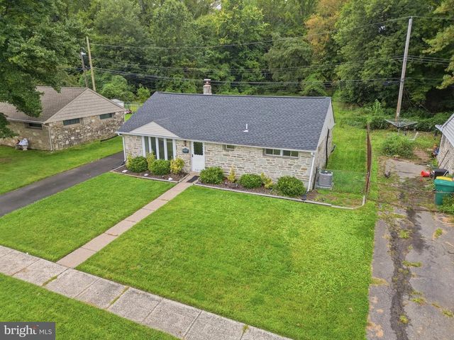 2605 WOODLAWN DR, Bristol, PA 19007