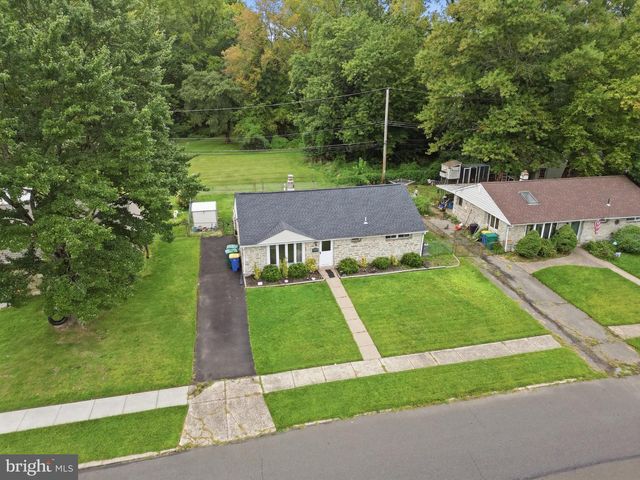 2605 WOODLAWN DR, Bristol, PA 19007